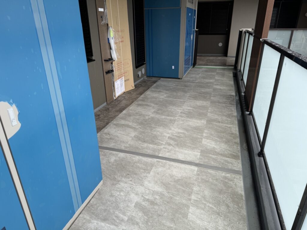 マンション共用廊下の床施工
