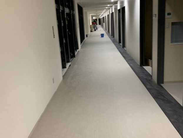 病院長尺シート貼りの施工写真（株式会社OFC）